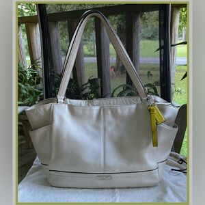 COACH Park
Leather Carrie
Tote